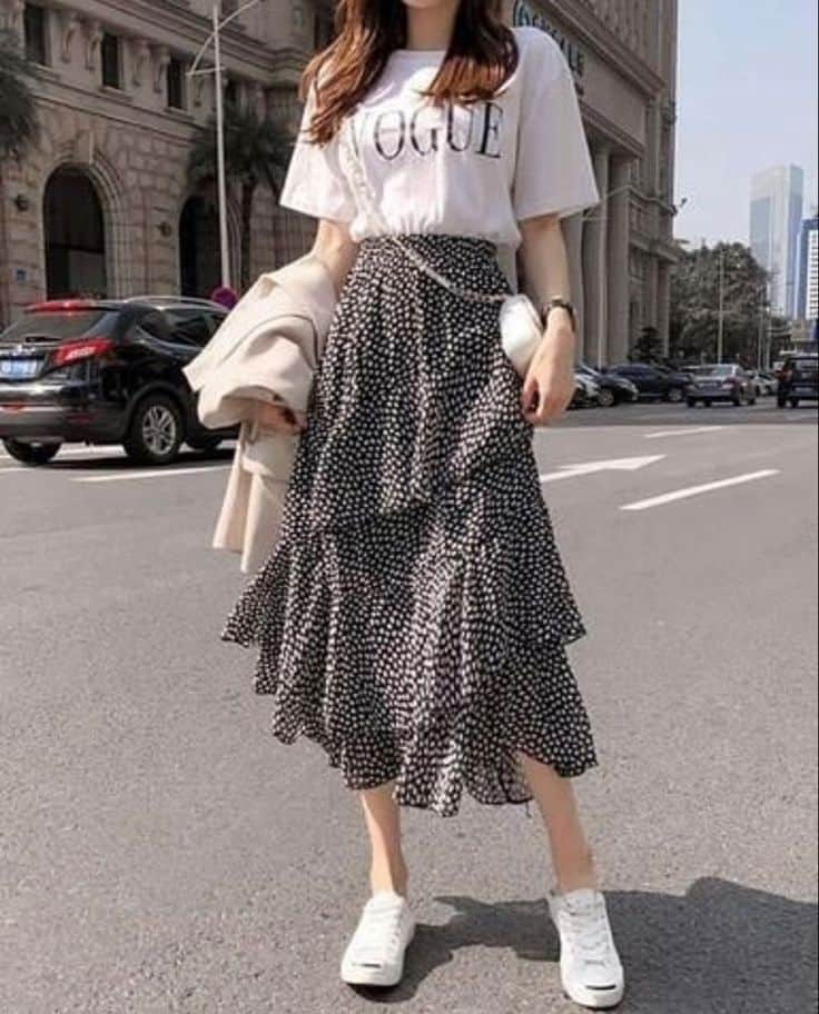 Chic Meets Street: Graphic Tee Elegance